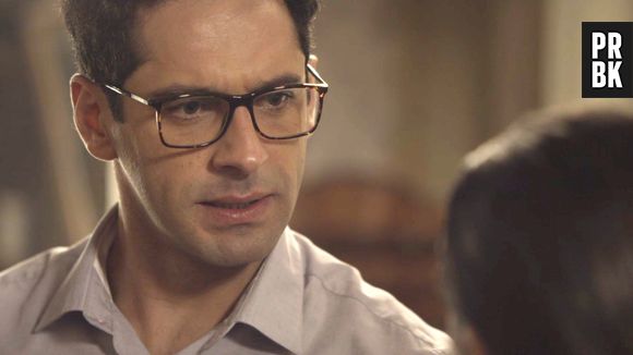 Em "O Tempo Não Para": Lúcio (João Baldasserini) é desmascarado na frente de toda a empresa