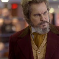 Samuca e Dom Sabino desmascaram Mariacarla e Lúcio na frente de todos em "O Tempo Não Para"