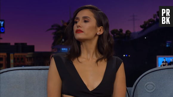 No Natal, Nina Dobrev ganhou um macacão de bebê de sua mãe, que quer ser avó