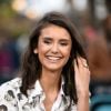 Mãe de Nina Dobrev presenteia a filha com roupa de bebê e fraldas como indireta para ter netos