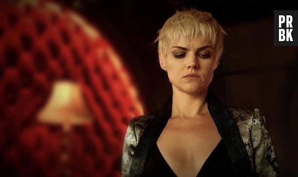 Em "Gotham": Barbara (Erin Richards) brinda à morte de Jeremiah (Cameron Monaghan)