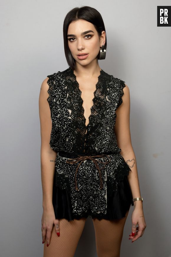 Dua Lipa está bem irritada com alguns comentários que viu na internet