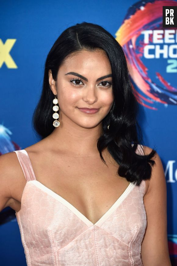 Camila Mendes, de "Riverdale", aprende novas gírias em português com fãs brasileiros