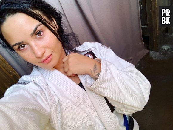 Demi Lovato parabeniza Ariana Grande e fãs polemizam falta de resposta