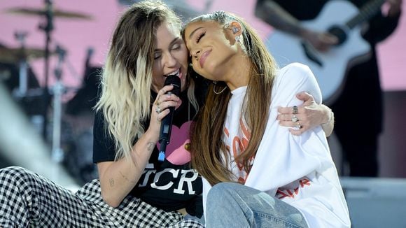 Ariana Grande chama fã de doida após comentário sobre amizade com Miley Cyrus e Demi Lovato