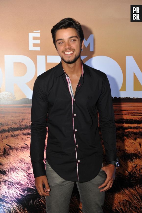 O galã teen Rodrigo Simas à Serginho Groisman, no "Altas Horas", que ele já foi "agarrado, arranhado" e teve a roupa rasgada pelas fãs