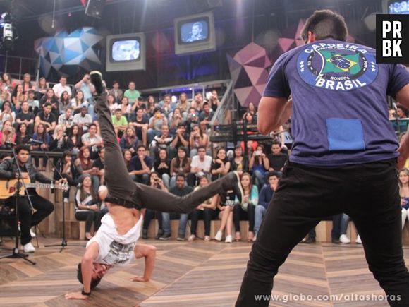Durante o "Altas Horas", Rodrigo Simas vai jogar capoeira com seuu irmão Bruno Gissoni