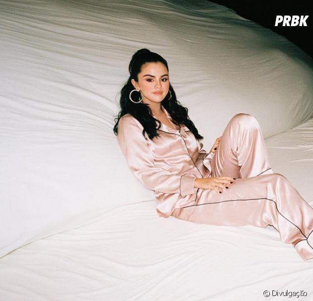Selena Gomez aparece de pijamas em cima de uma cama gigante no clipe de "I Can't Get Enough"