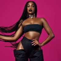 Iza, a dona do pop brasileiro, foi enaltecida por fãs e se emocionou no meio de uma entrevista