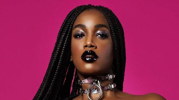 Iza, a dona do pop brasileiro, foi enaltecida por fãs e se emocionou no meio de uma entrevista