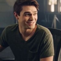 KJ Apa revela como gostaria que seu personagem aparecesse no spin-off de "Riverdale"