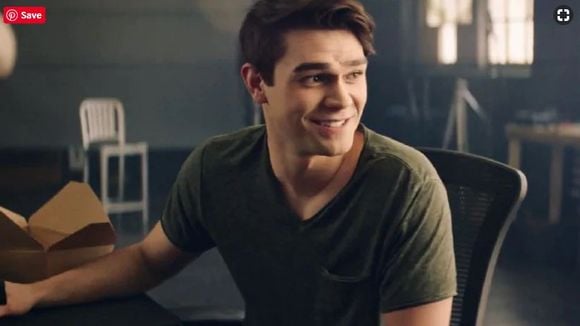 KJ Apa revela como gostaria que seu personagem aparecesse no spin-off de "Riverdale"