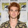 KJ Apa gostaria de participar de "Katy Keene", spin-off de "Riverdale" que trará Lucy Hale como protagonista