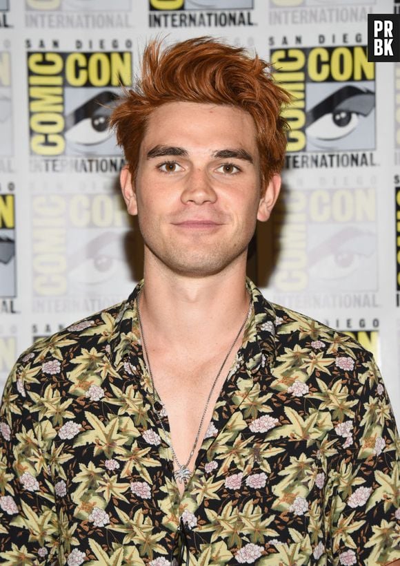 KJ Apa gostaria de participar de "Katy Keene", spin-off de "Riverdale" que trará Lucy Hale como protagonista