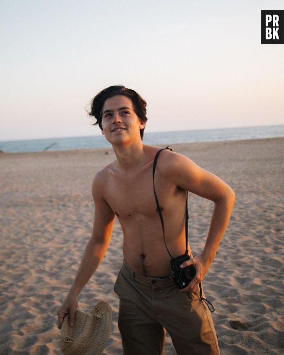 Sem explicar motivo, Cole Sprouse, de "Riverdale", aparece loiro nas redes sociais