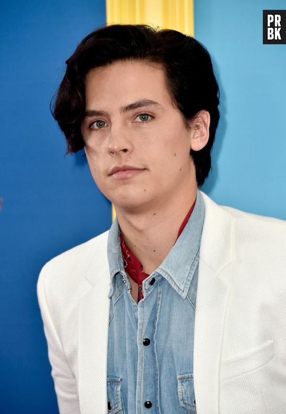 Cole Sprouse, de "Riverdale", volta a ser loiro! Veja fotos