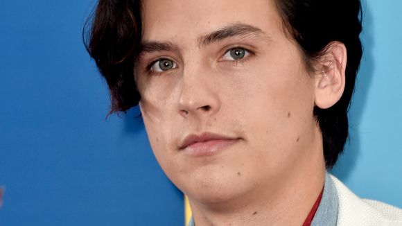 O Cole Sprouse voltou a ser loiro e ninguém sabe o porquê