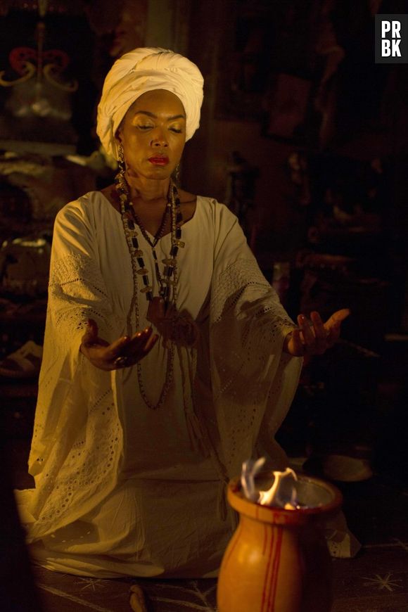 Marie (Angela Bassett) invocou zumbis em "American Horror Story: Coven"