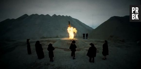 Fiona (Jessica Lange) queima alguém na fogueira em "American Horror Story: Coven"