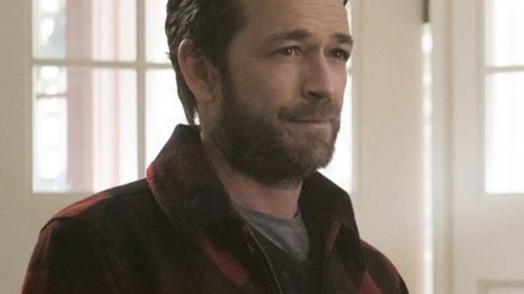 "Sumiço" de Luke Perry como Fred em "Riverdale" é explicado em episódio