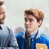 Última cena de Luke Perry como Fred em "Riverdale" foi dando um conselho para Archie (KJ Apa)