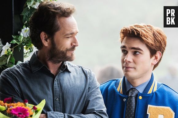 Última cena de Luke Perry como Fred em "Riverdale" foi dando um conselho para Archie (KJ Apa)