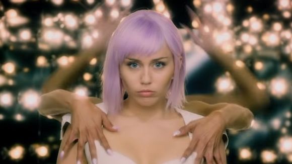 Isso é muito "Black Mirror": primeiro teaser da nova temporada tem participação de Miley Cyrus