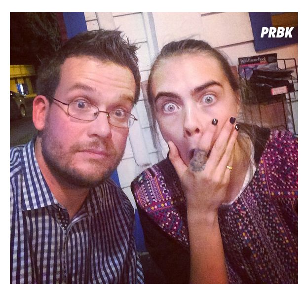 John Green posta foto ao lado de Cara Delevingne