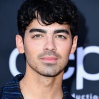 O Joe Jonas é muito fofo e este vídeo dele cantando com os fãs na França é a prova disso!