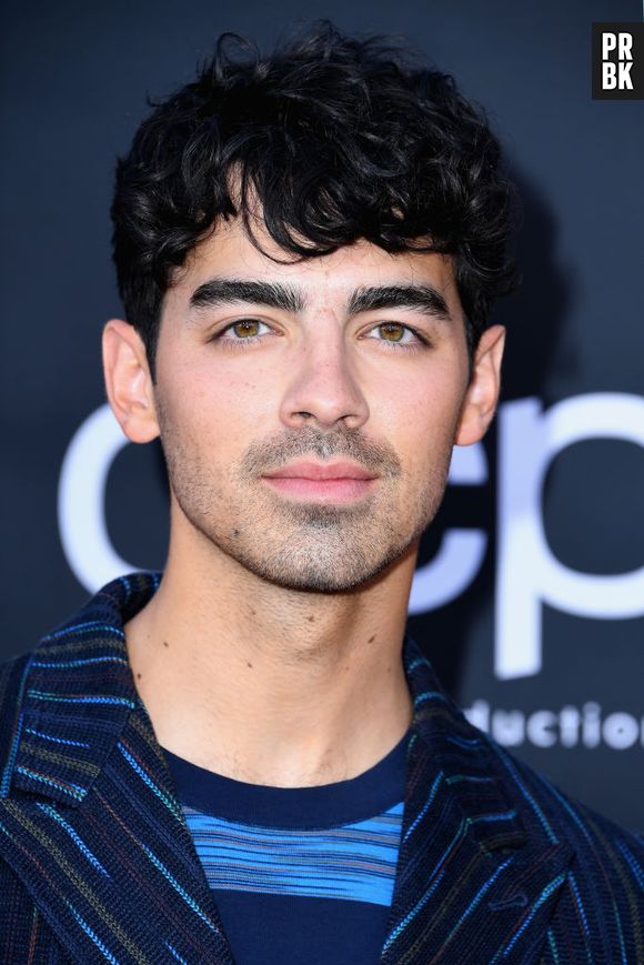 Joe Jonas canta "Sucker" e "Lovebug" com fãs na França. Veja o vídeo