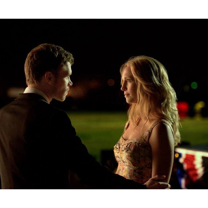 Klaus (Joseph Morgan) é apaixonado por Caroline (Candice Accola), a recente ex de Tyler (Michael Trevino) em &quot;The Vampire Diaries&quot;