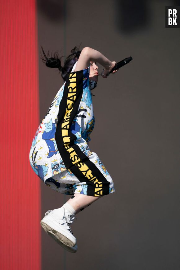 Billie Eilish pede para fãs aproveitarem o show longe dos celulares em seu show no Glastonbury Festival
