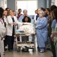 Várias mulheres se reúnem para a apoiar a personagem vítima de agressão em "Grey's Anatomy"