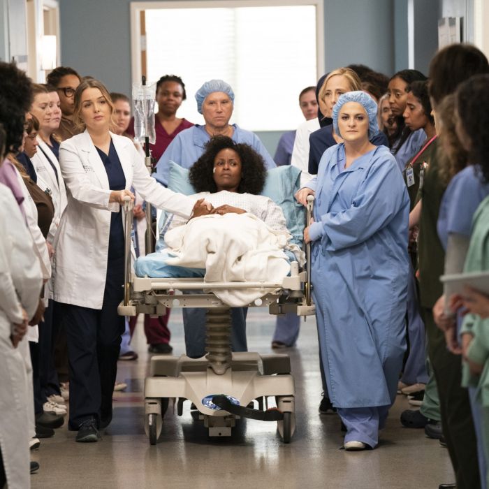 Várias mulheres se reúnem para a apoiar a personagem vítima de agressão em &quot;Grey&#039;s Anatomy&quot;