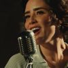 Lígia (Fernanda Vasconcellos) carrega as marcas - físicas e psicológicas - das surras em "Coisa Mais Linda"