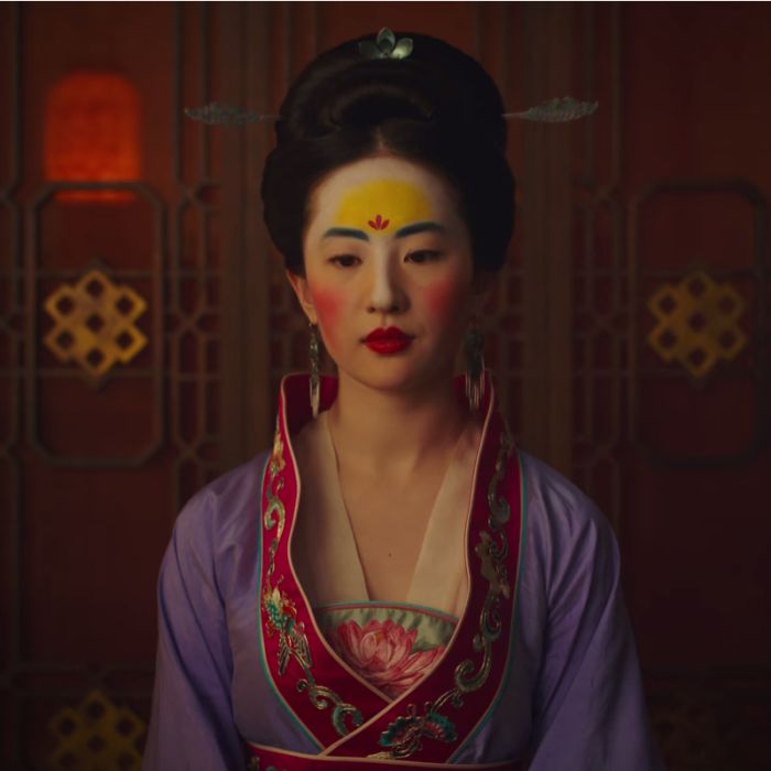 O primeiro trailer de &quot;Mulan&quot; deu um gostinho de cenas inspiradas na animação original, como a transformação de Mulan (Liu Yifei) na casamenteira