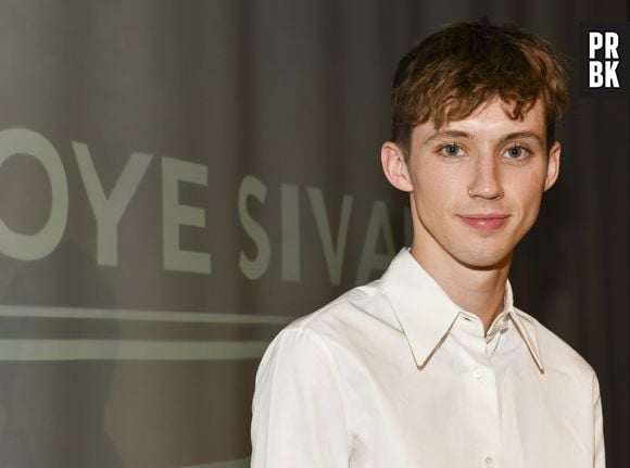 Troye Sivan recebe críticas e responde: "Isso não abre as comportas nem dá um passe livre para alguém abandonar as boas maneiras e perguntar sobre detalhes do que faço na cama"