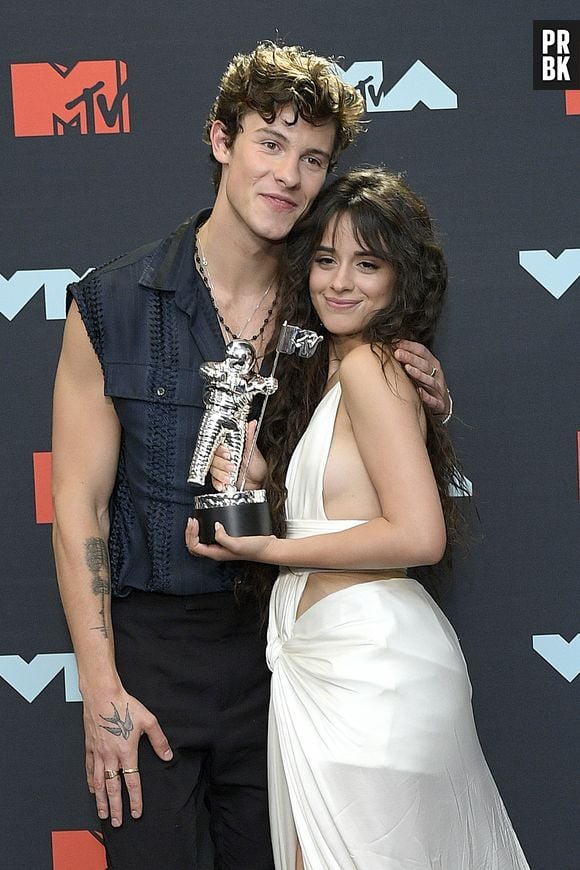 Camila Cabello revela motivo de não falar sobre seu namoro com Shawn Mendes