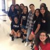 Selena Gomez visita antiga escola no Texas e faz gravações misteriosas