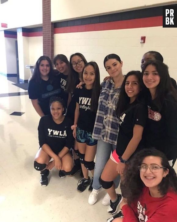 Selena Gomez visita antiga escola no Texas e faz gravações misteriosas