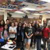 Selena Gomez visita antiga escola, no Texas, com equipe de filmagem