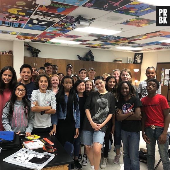 Selena Gomez visita antiga escola, no Texas, com equipe de filmagem