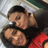 Selena Gomez tira fotos com alunos da sua antiga escola, no Texas
