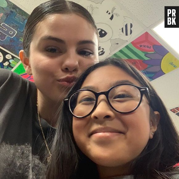 Selena Gomez visita sua antiga escola e tira fotos com fãs