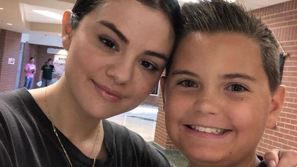 O que Selena Gomez foi gravar na sua antiga escola, no Texas?