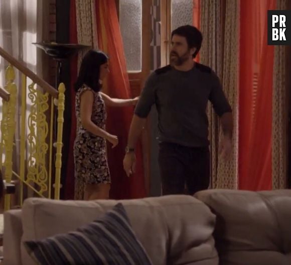 Gael (Eriberto Leão) vai atrás de Karina (Isabella Santoni) na casa de Pedro (Rafael Vitti) em "Malhação"