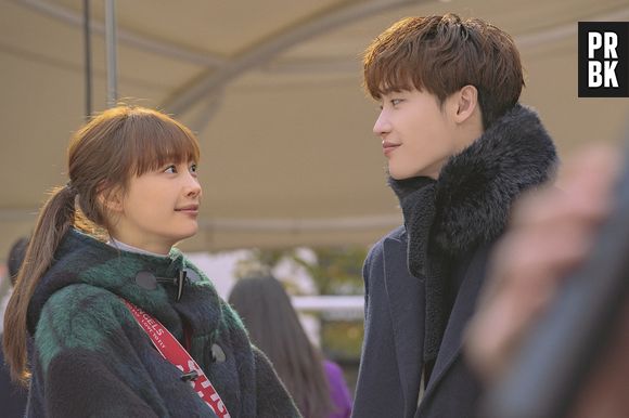 "Romance is a Bonus Book" conta a história dos encontros e desencontros de Kang Dan-i (Lee Na-young) e Cha Eun-Ho (Lee Jong-suk)