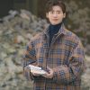 Eun-Ho (Lee Jong-suk) é o protagonista "Romance is a Bonus Book", que é um escritor famoso e editor chefe de uma editora de livros