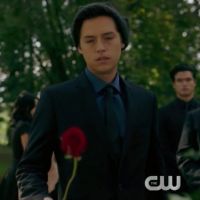 Lili Reinhart pode ter dado um pequeno spoiler sobre o futuro de Jughead em "Riverdale"