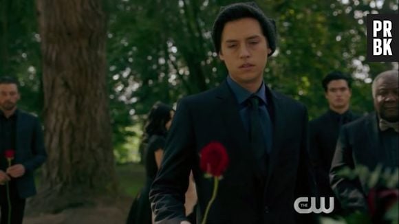 "Riverdale": Jughead (Cole Sprouse) morreu? Lili Reinhart fala sobre possível futuro do personagem na série